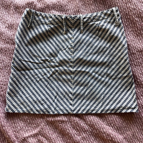 Gorgeous BCBG miniskirt!! With diagonal stripe white + blue pattern - Picture 2 of 3